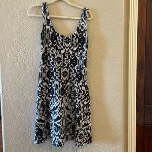 Connected apparel women's dress size 6 black-and-white